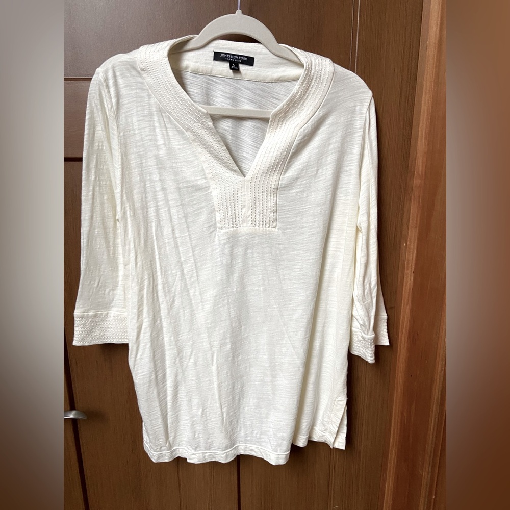 Jones New York Signature cream tunic top with detailed Mandarin collar
